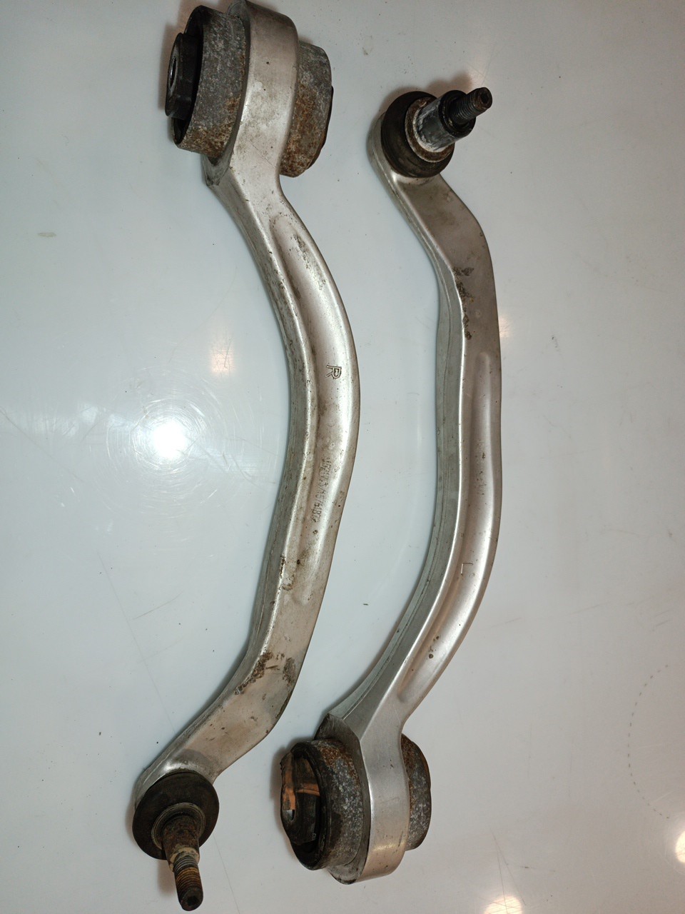 Braços de suspensão inferiores Esq./ Drt. AUDI A4 Avant (8E5, B6) | 00 - 05