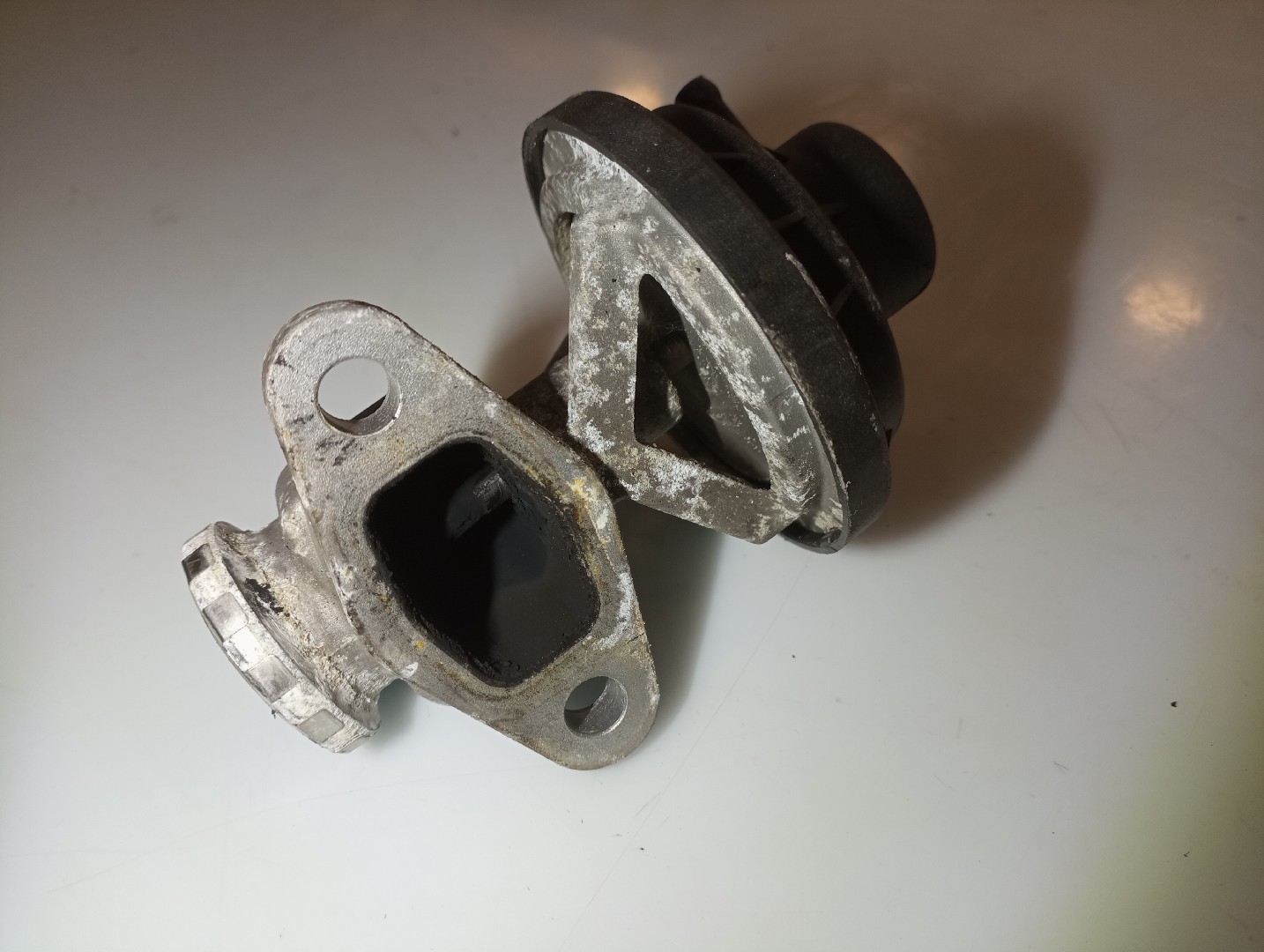 Válvula EGR VOLKSWAGEN CADDY III Caixa (2KA, 2KH, 2CA, 2CH) | 04 - 15 Imagem-1