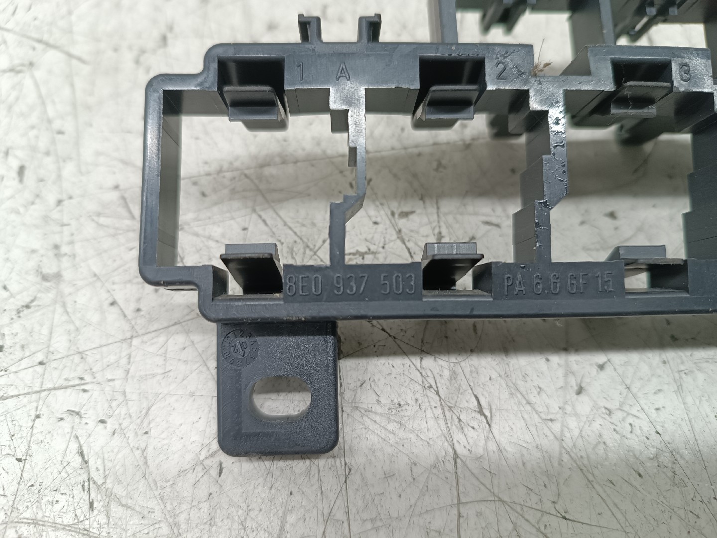 Placa de suporte de fusíveis AUDI A4 Avant (8E5, B6) | 00 - 05 Imagem-1