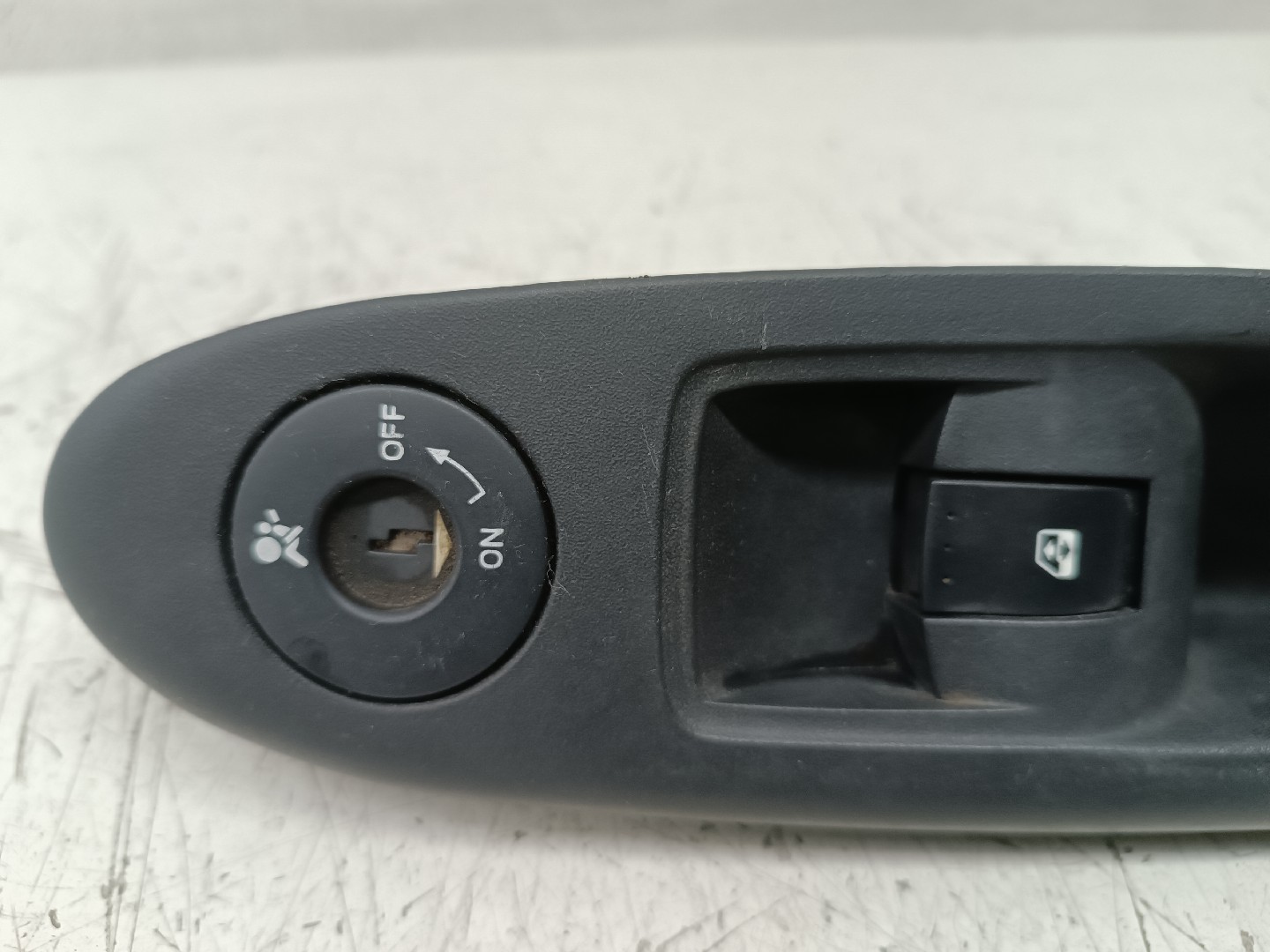 Comutador de vidro frente direito RENAULT CLIO II Caixa (SB0/1/2_) | 98 -  Imagem-1