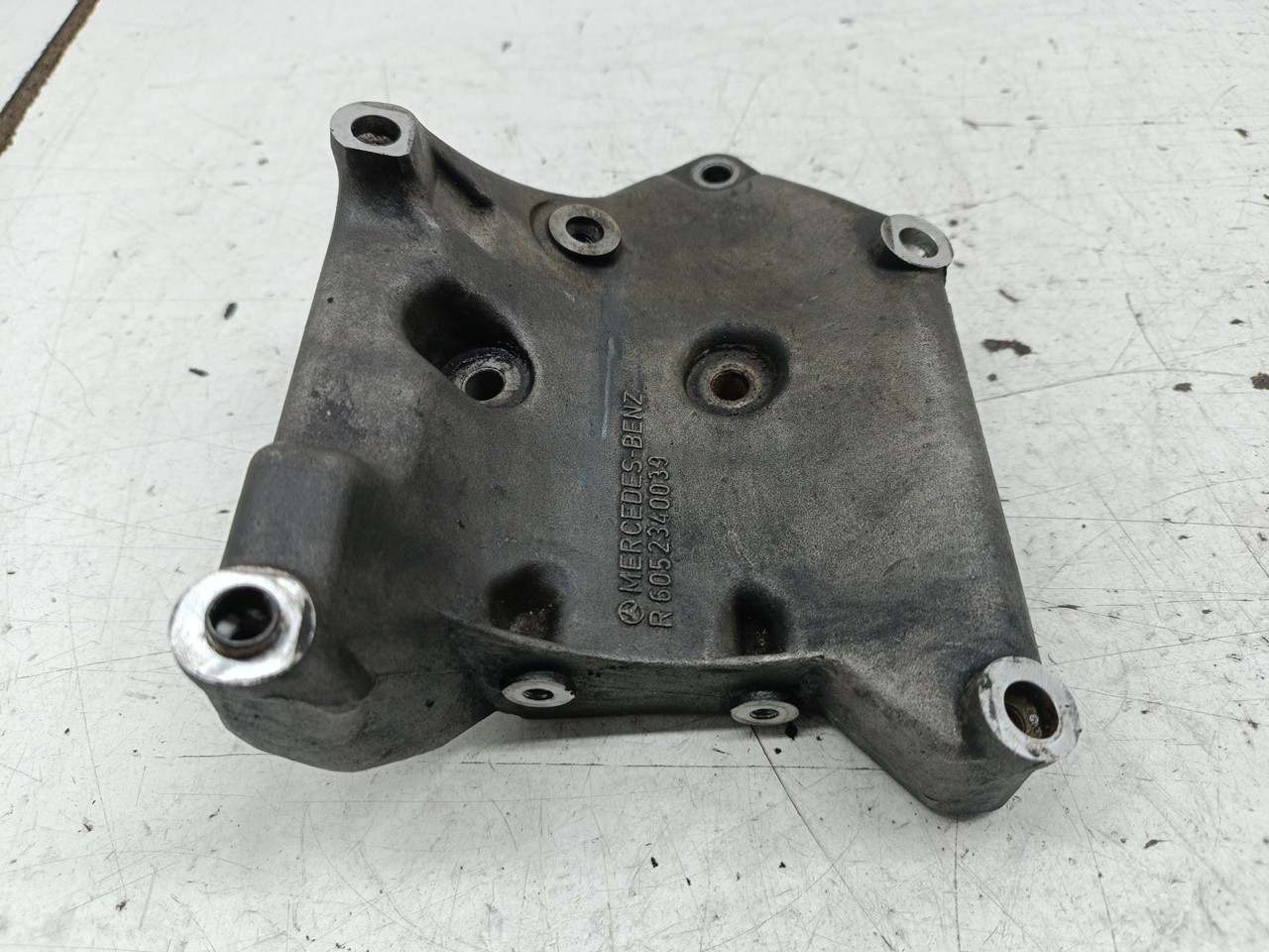 Suporte de Compressor de Ar Condicionado MERCEDES-BENZ C-CLASS (W202) | 93 - 00 Imagem-4