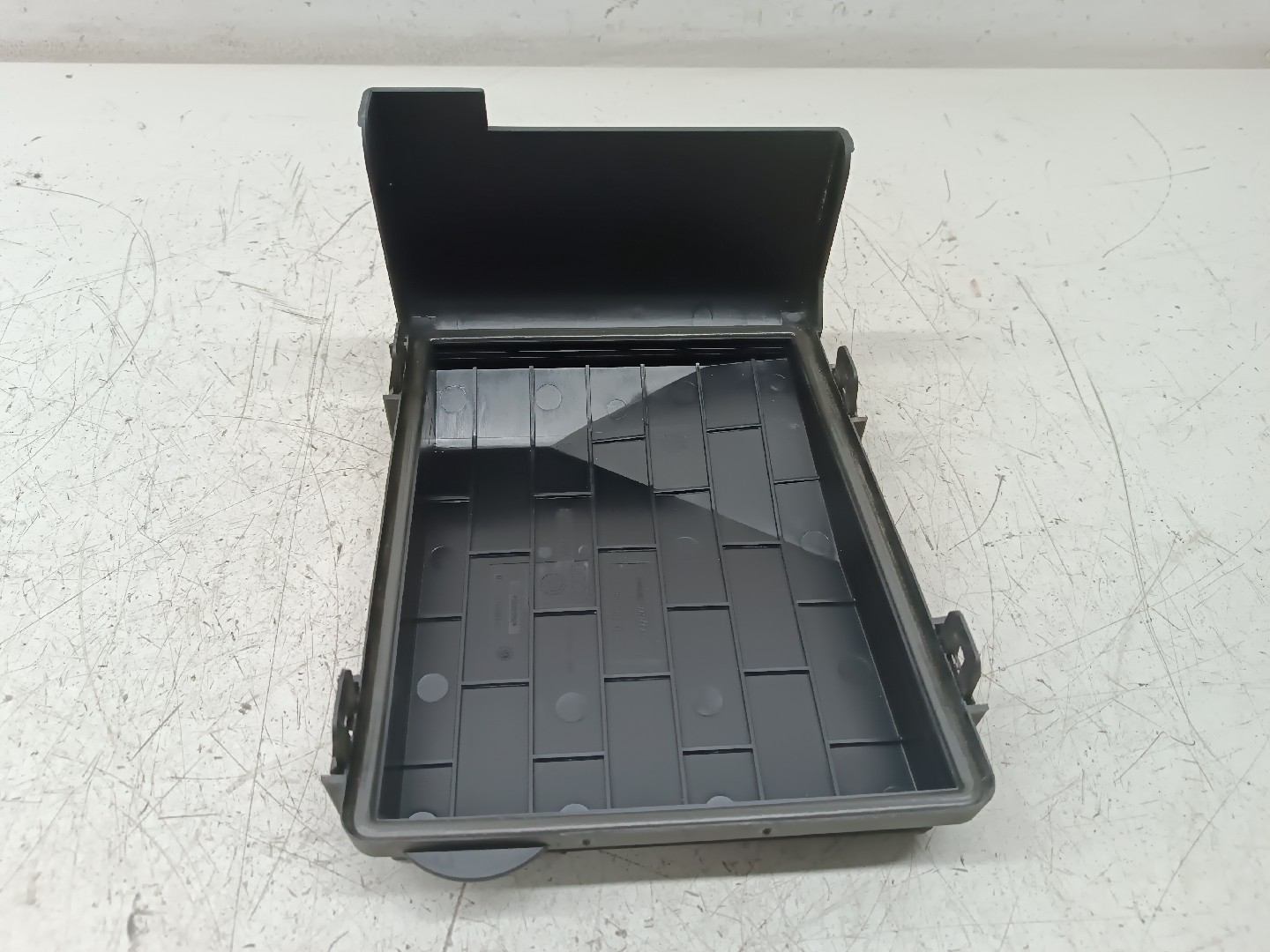 Tampa de caixa de fusiveis AUDI A3 (8P1) | 03 - 13 Imagem-3