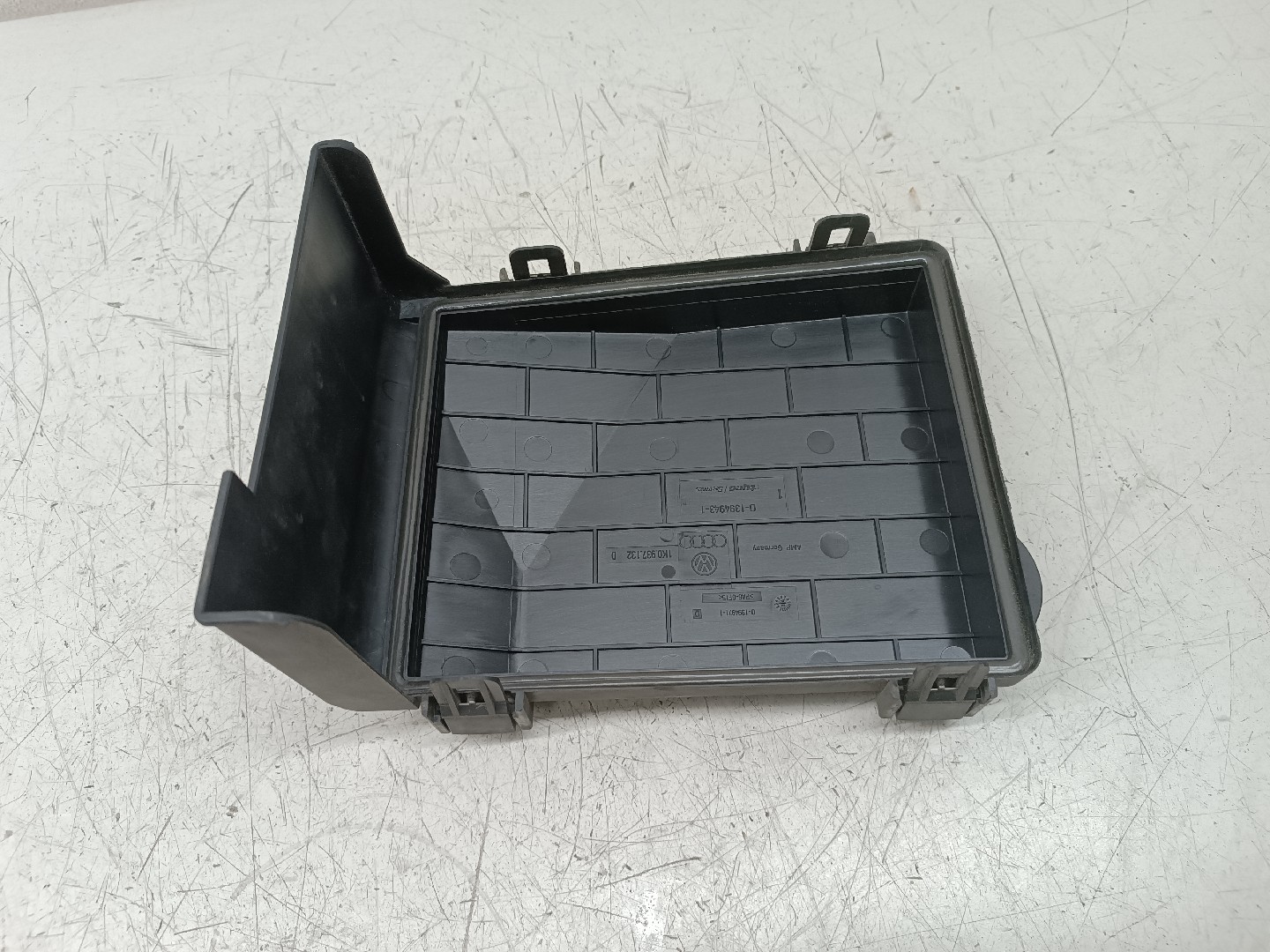 Tampa de caixa de fusiveis AUDI A3 (8P1) | 03 - 13 Imagem-2