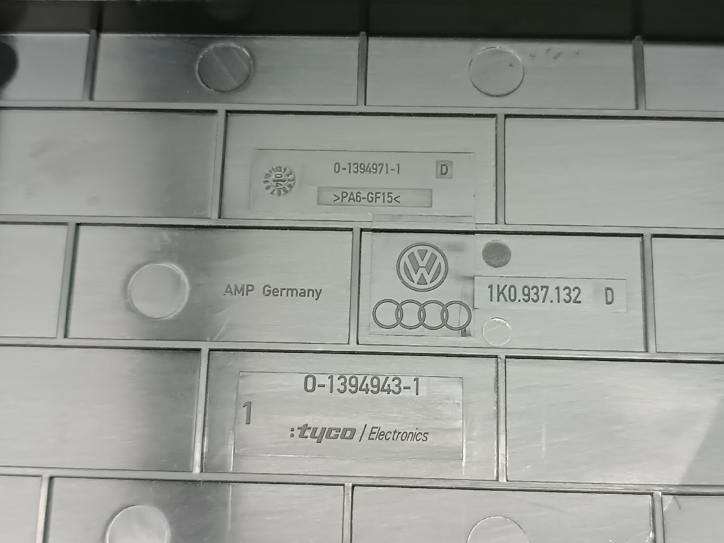 Tampa de caixa de fusiveis AUDI A3 (8P1) | 03 - 13 Imagem-4