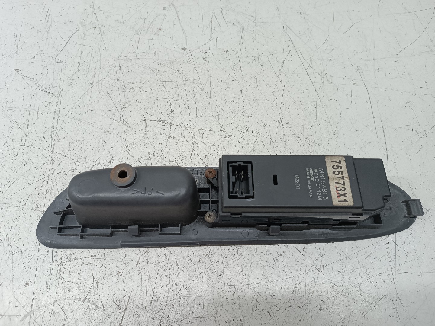 Comutador de vidro frente esquerdo MITSUBISHI COLT V (CJ_, CP_) | 95 - 04 Imagem-2