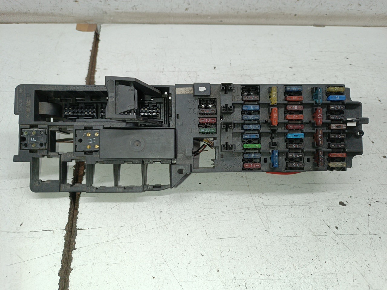 Caixa de fusíveis e relés MERCEDES-BENZ C-CLASS (W202) | 93 - 00 Imagem-4