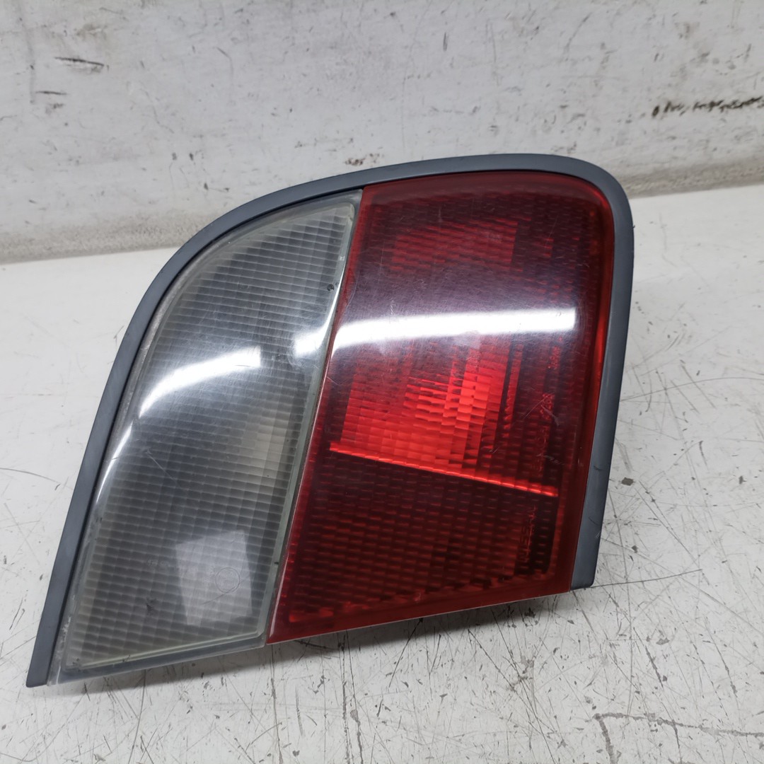 Farolim da Mala Esquerdo NISSAN ALMERA I (N15) | 95 - 00
