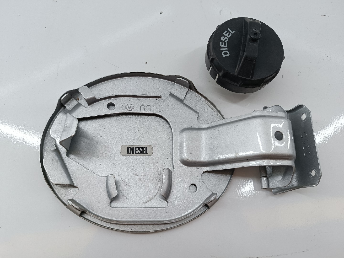 Tampa do deposito de combustível com tampão MAZDA 5 (CR19) | 05 - 10