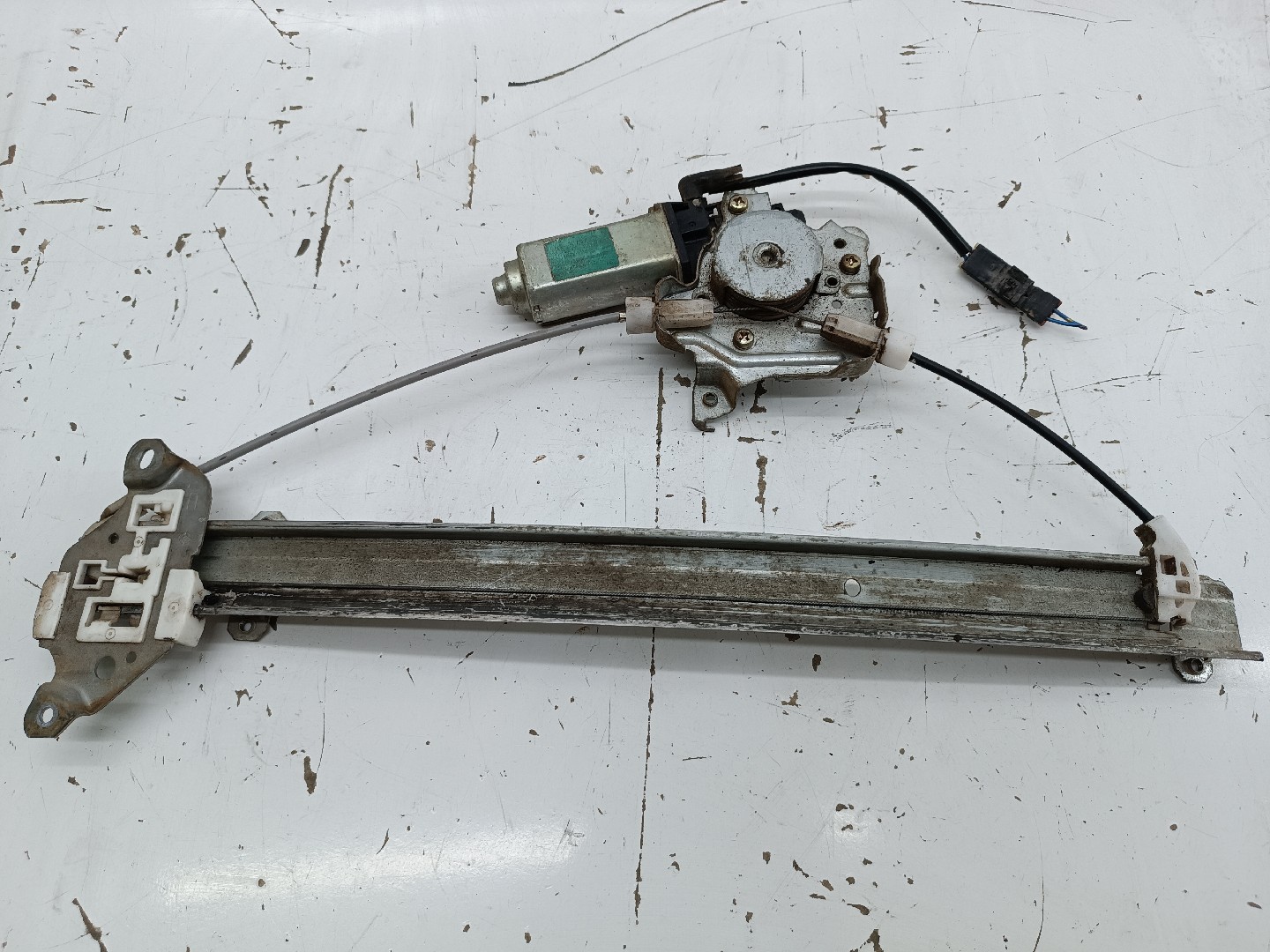 Motor e elevador de vidro trás direito NISSAN NAVARA Camião de plataforma/chassis (D22) | 97 - 
