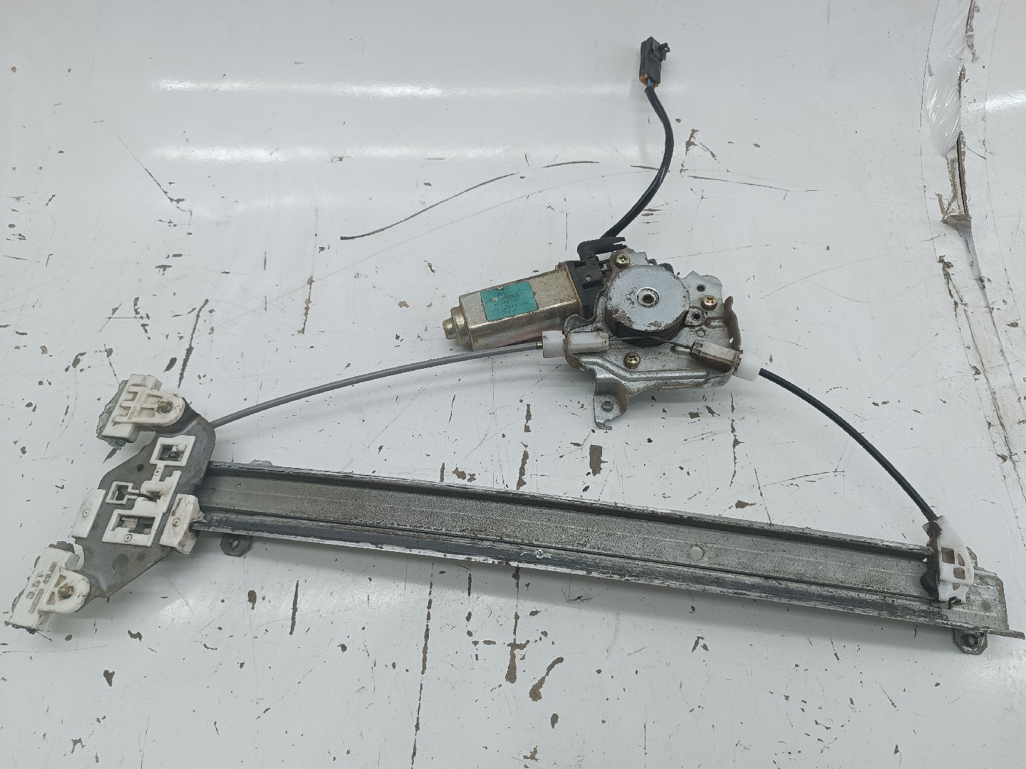 Motor e elevador de vidro trás direito NISSAN NAVARA Camião de plataforma/chassis (D22) | 97 - 