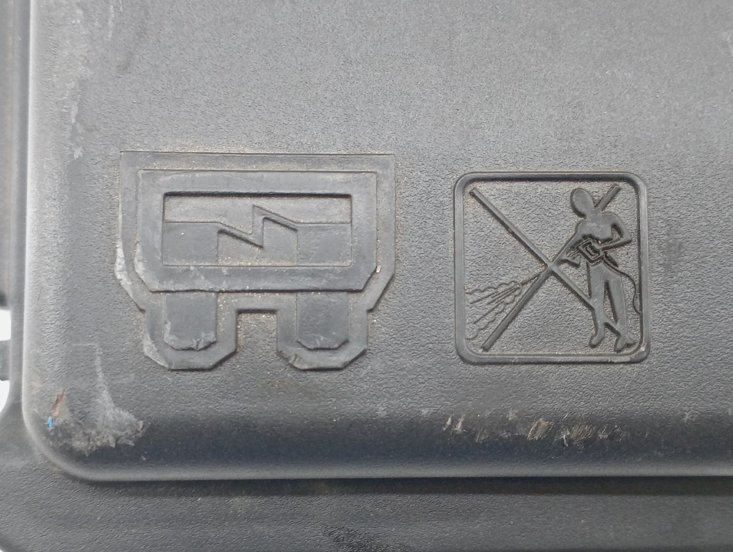 Tampa de caixa de fusiveis PEUGEOT 208 I (CA_, CC_) | 12 -  Imagem-1