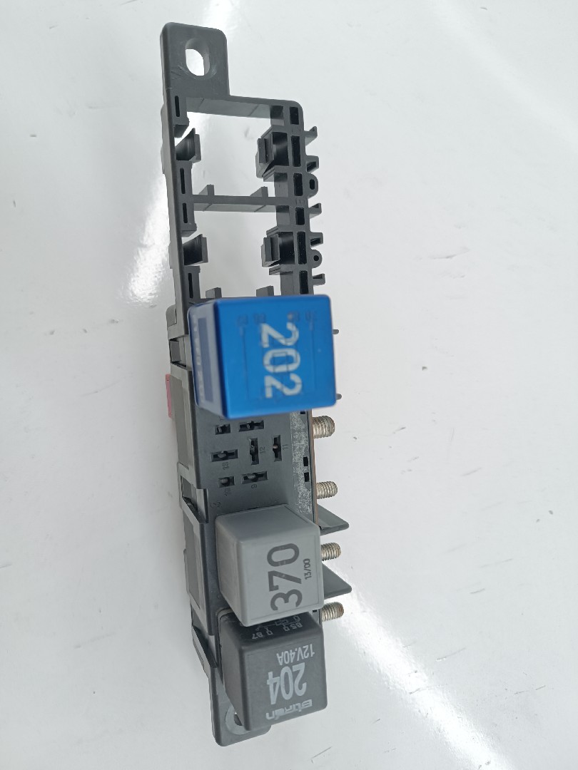 Caixa de fusíveis e relés VOLKSWAGEN PASSAT (3B3) | 00 - 05 Imagem-1