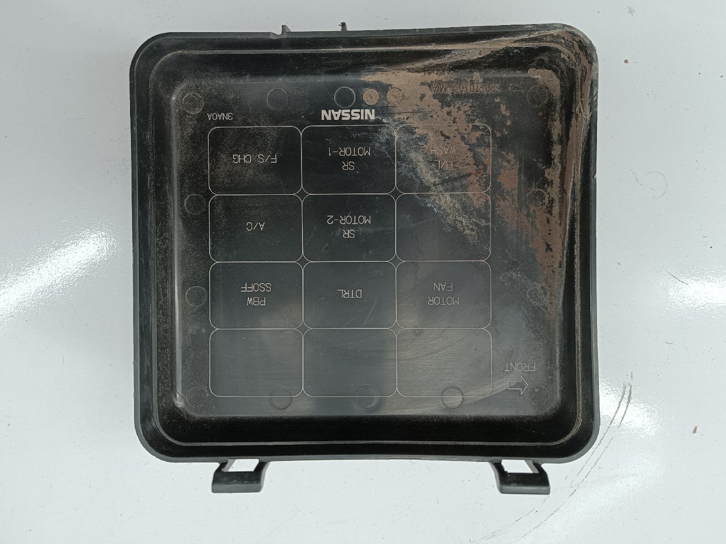 Tampa de caixa de fusiveis NISSAN LEAF (ZE0) | 10 - 