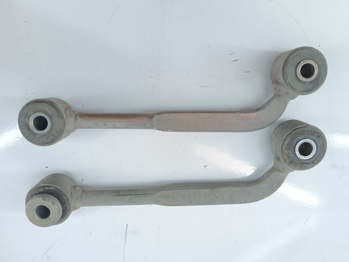 Braços de suspensão traseiros esquerdo / direito MERCEDES-BENZ C-CLASS T-Model (S203) | 01 - 07