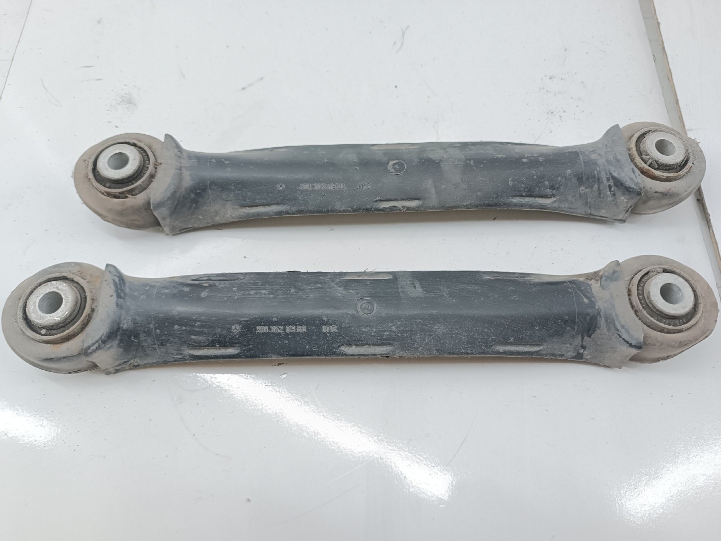 Braços de suspensão inferiores Esq./ Drt. MERCEDES-BENZ C-CLASS T-Model (S203) | 01 - 07 Imagem-2