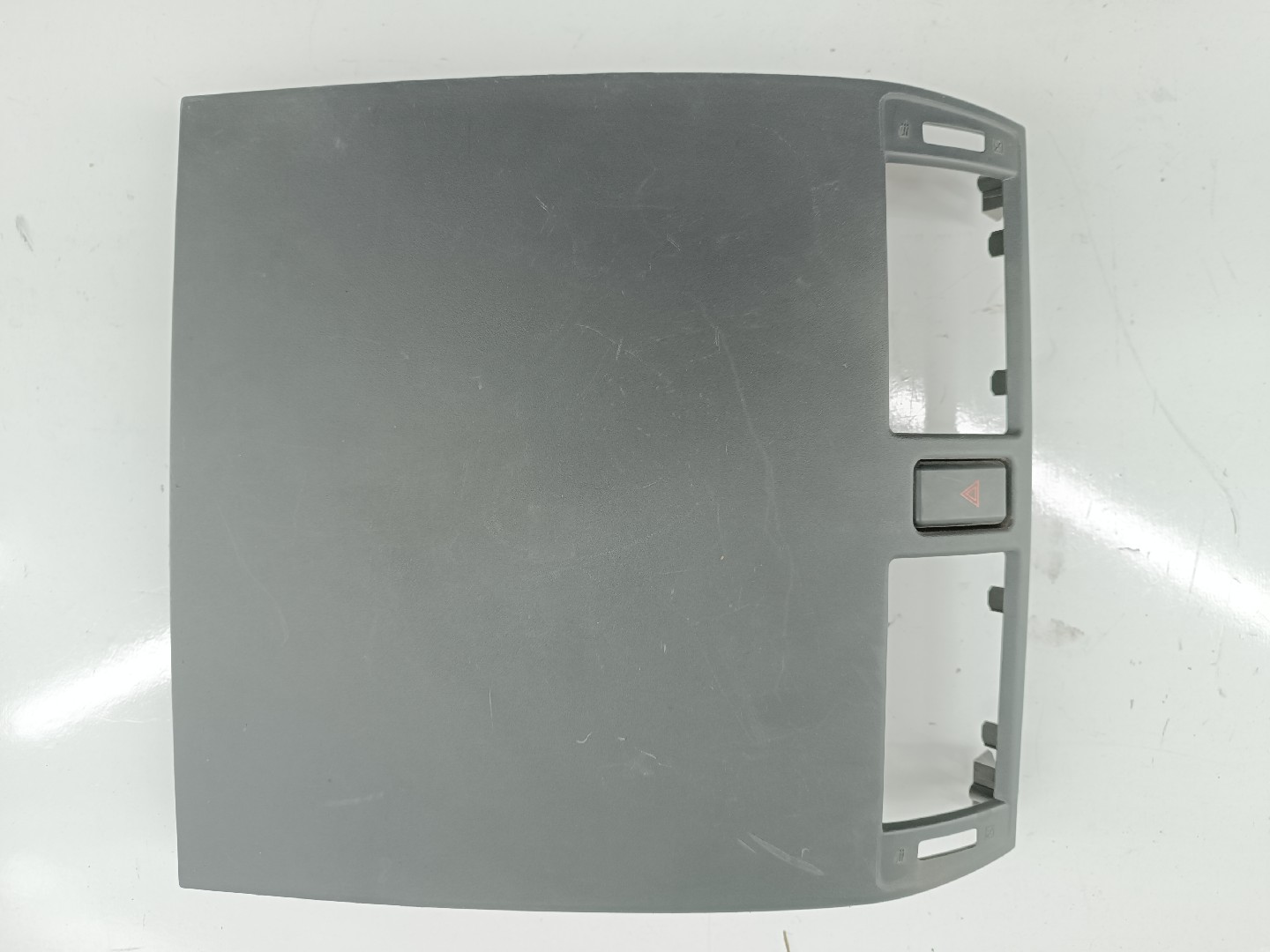 Moldura com botão de 4 piscas MAZDA 3 três volumes (BK) | 99 - 09 Imagem-2