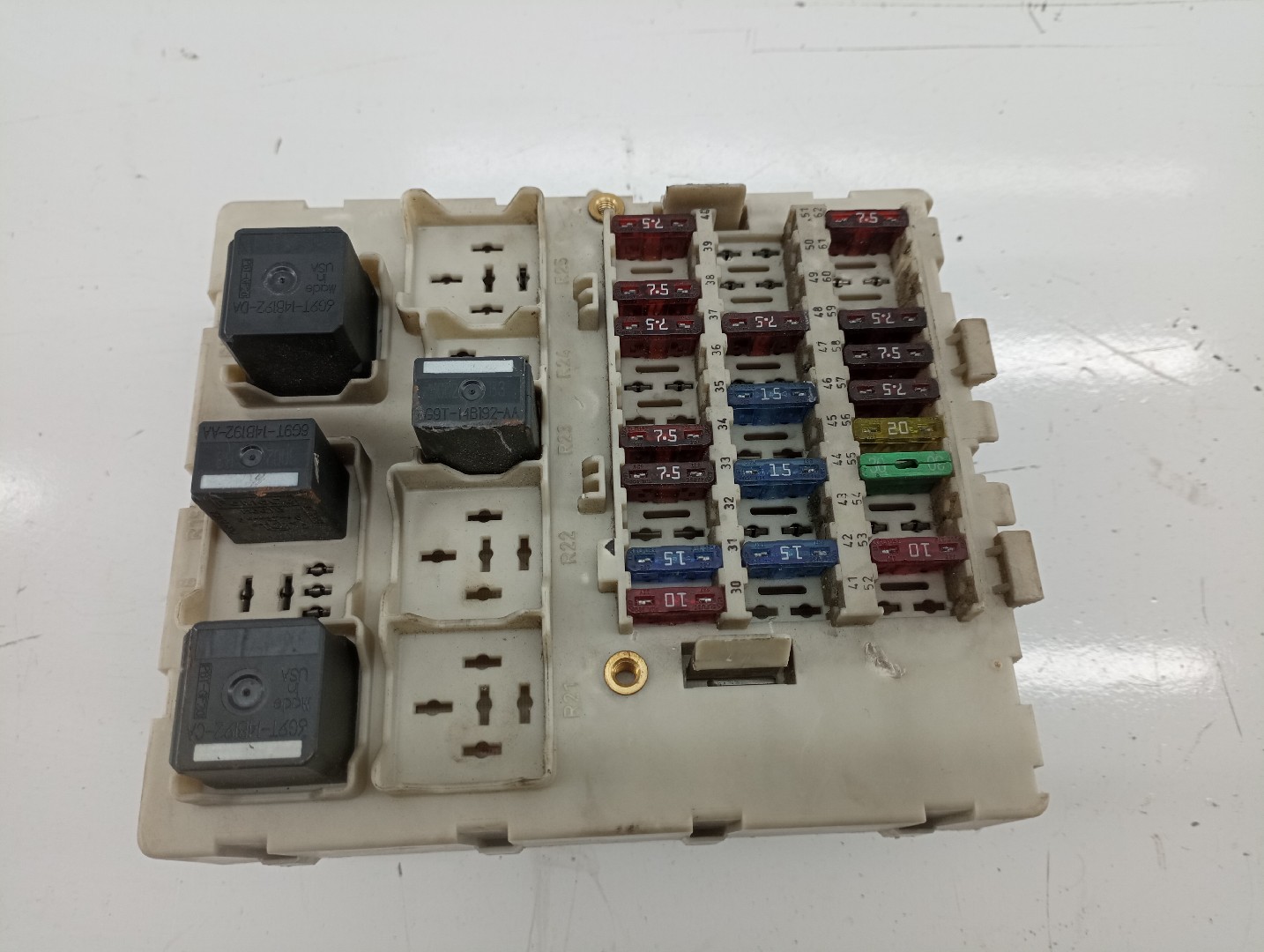 Caixa de fusíveis e relés FORD TRANSIT CONNECT (P65_, P70_, P80_) | 02 - 