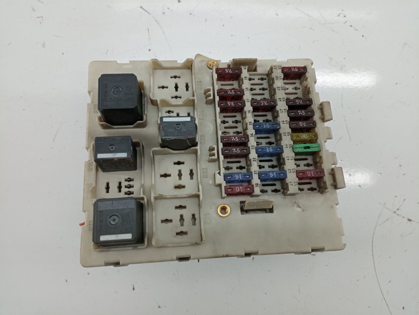 Caixa de fusíveis e relés FORD TRANSIT CONNECT (P65_, P70_, P80_) | 02 -  Imagem-4