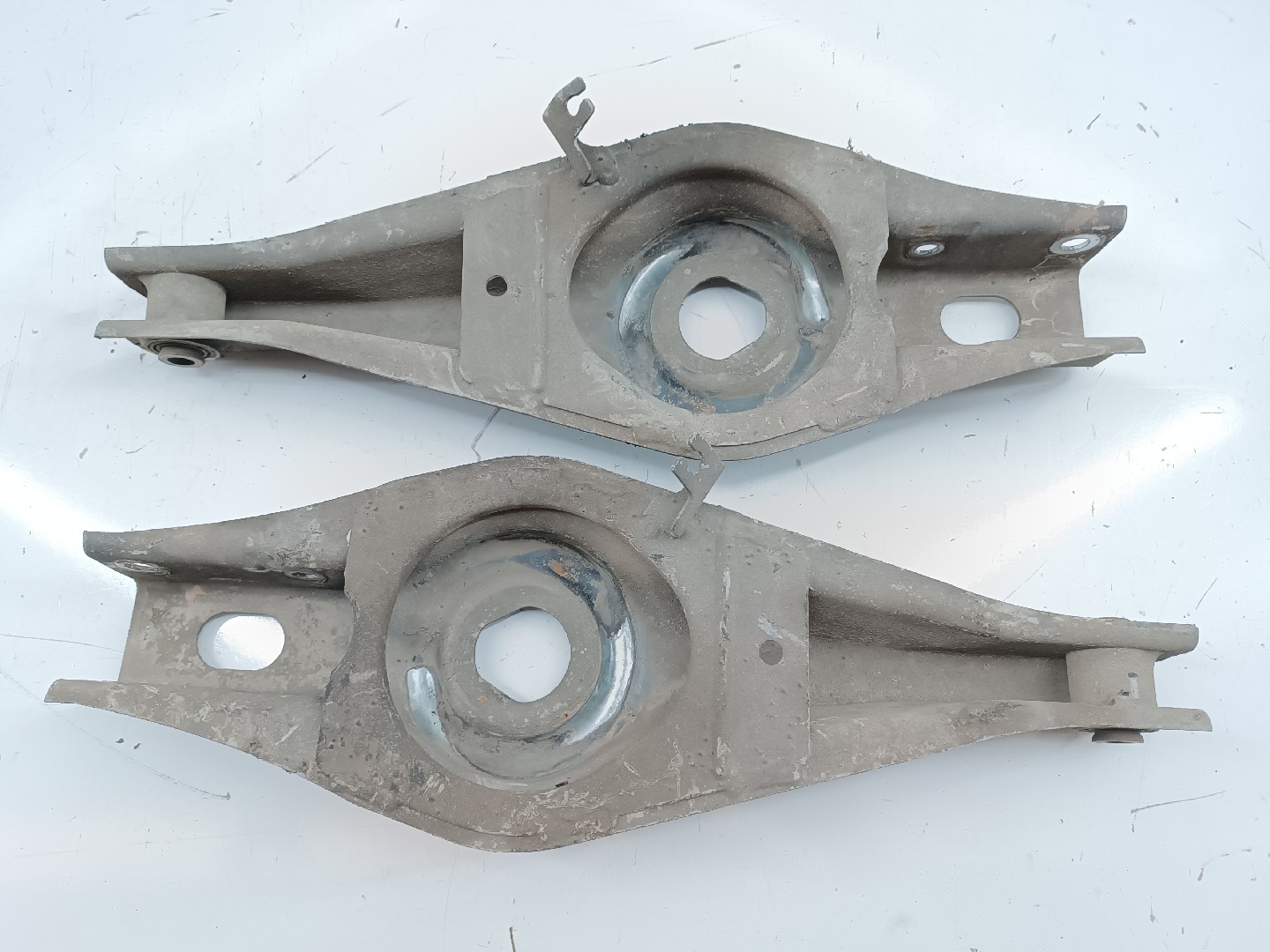 Braços de suspensão traseiros esquerdo / direito PEUGEOT 406 Break (8E/F) | 96 - 04