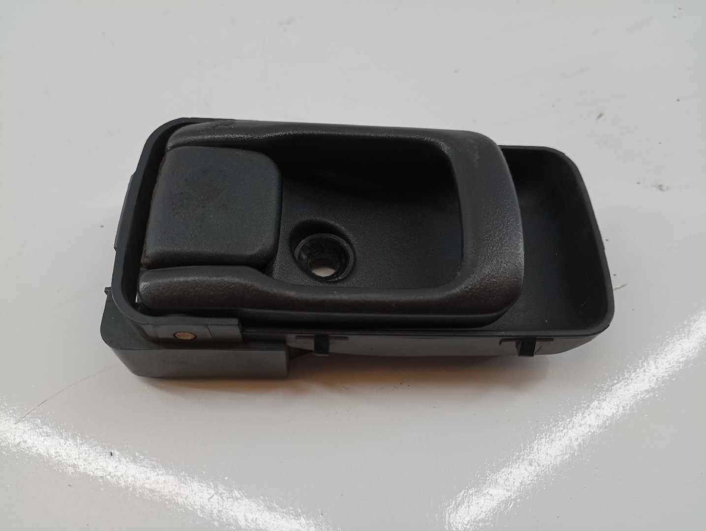 Puxador Interior Porta Tras Esquerdo NISSAN ALMERA I (N15) | 95 - 00