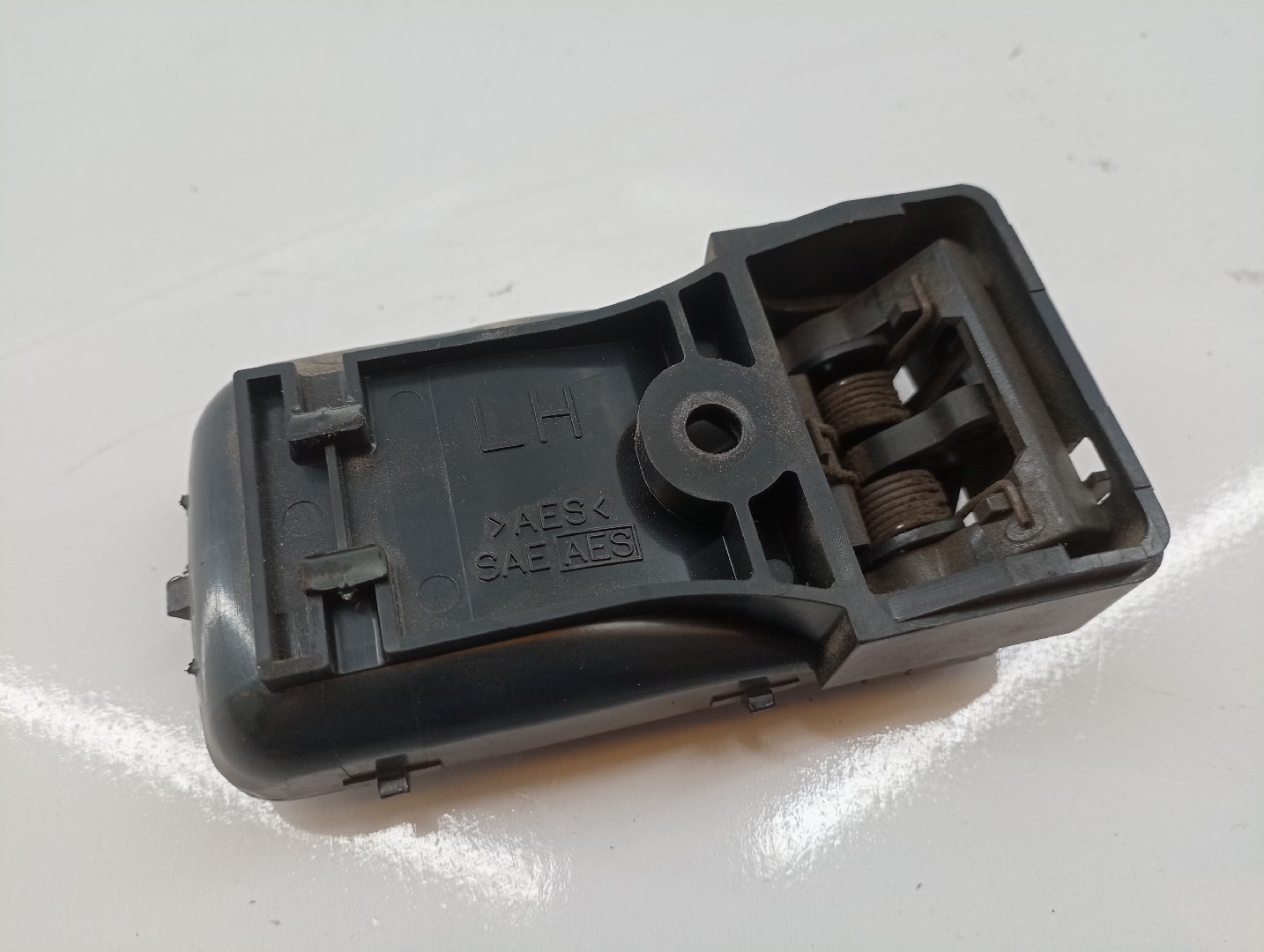 Puxador Interior Porta Tras Esquerdo NISSAN ALMERA I (N15) | 95 - 00 Imagem-1