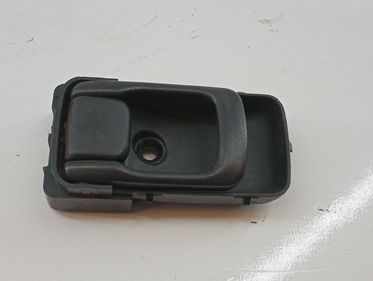 Puxador Interior Porta Tras Esquerdo NISSAN ALMERA I (N15) | 95 - 00 Imagem-2