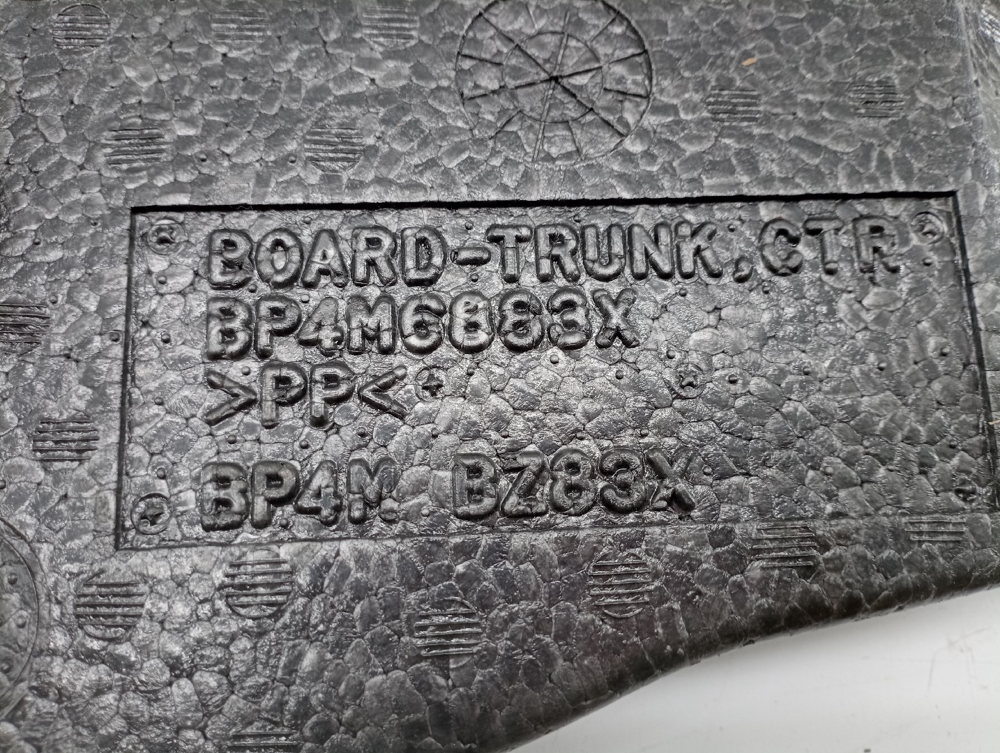 Suporte de Kit de pneu suplente MAZDA 3 (BK) | 03 - 09 Imagem-1