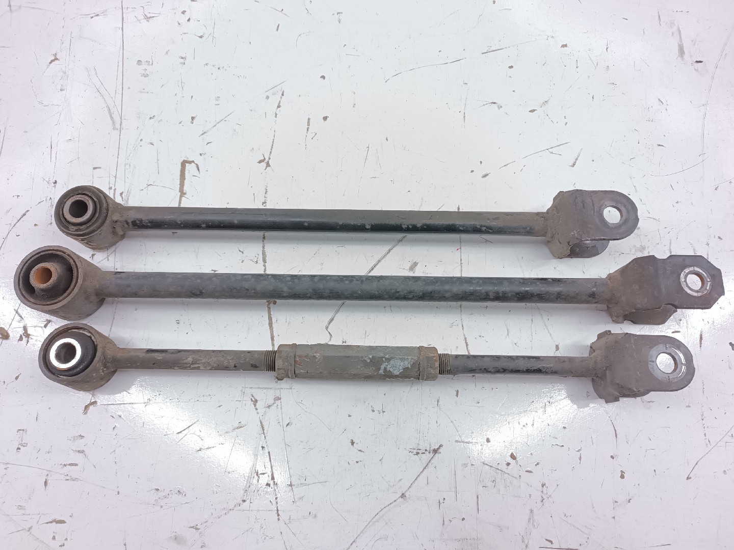 Braço de suspensão traseiro esquerdo TOYOTA AVENSIS (_T22_) | 97 - 03