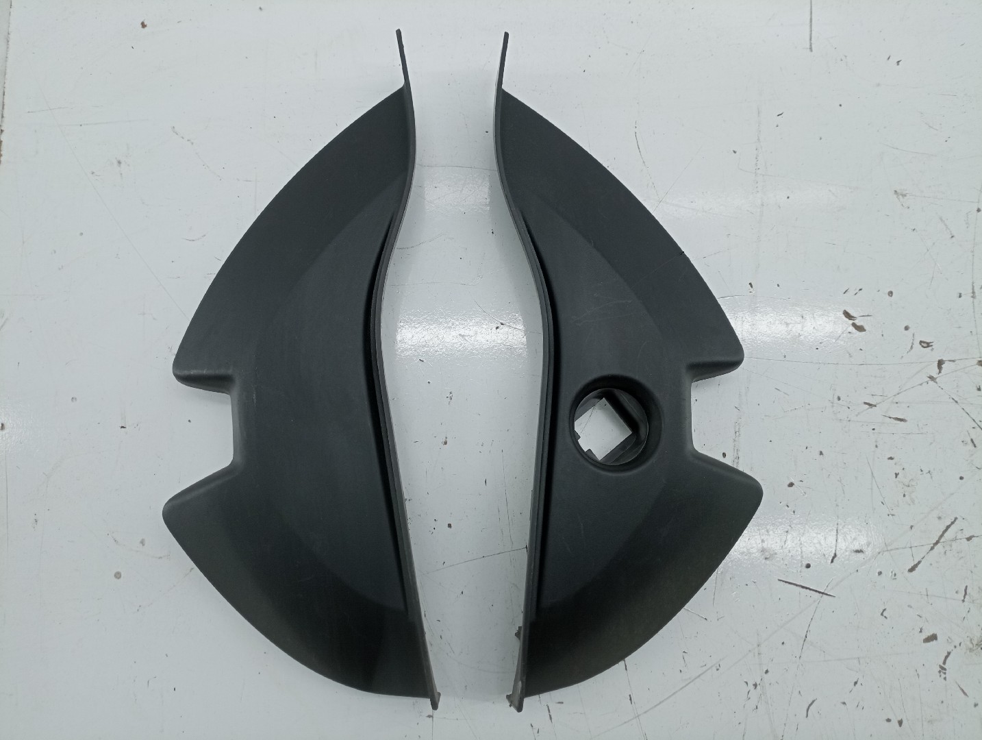 Capa lateral de tablier RENAULT MEGANE IV três volumes | 16 - 