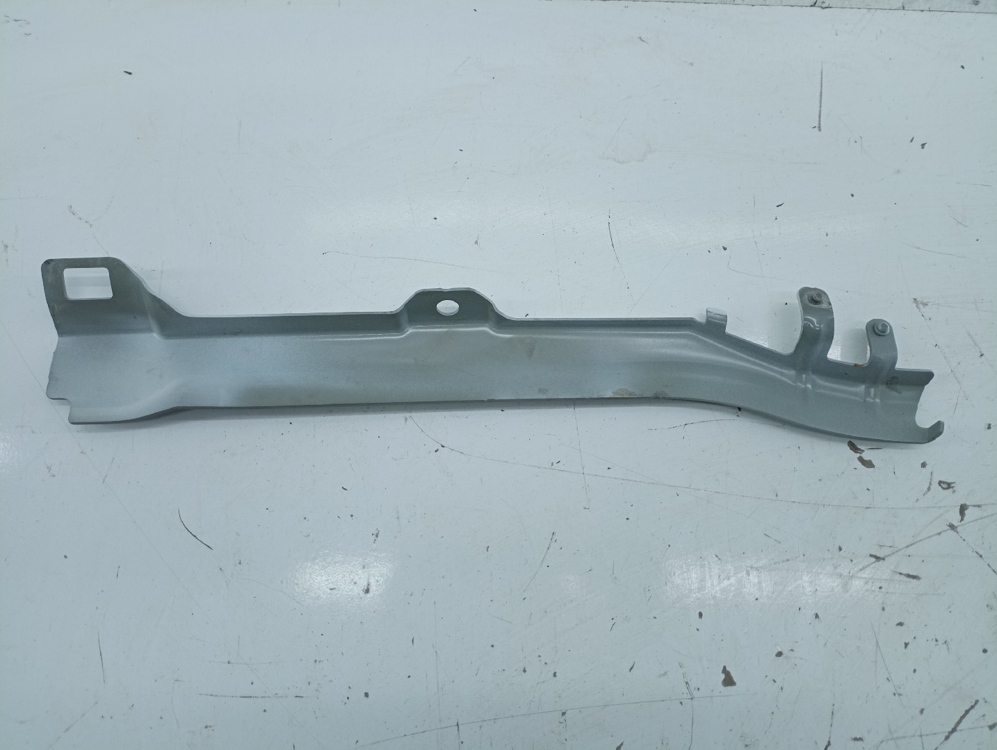 Suporte de montagem guarda lamas RENAULT MEGANE IV três volumes | 16 - 