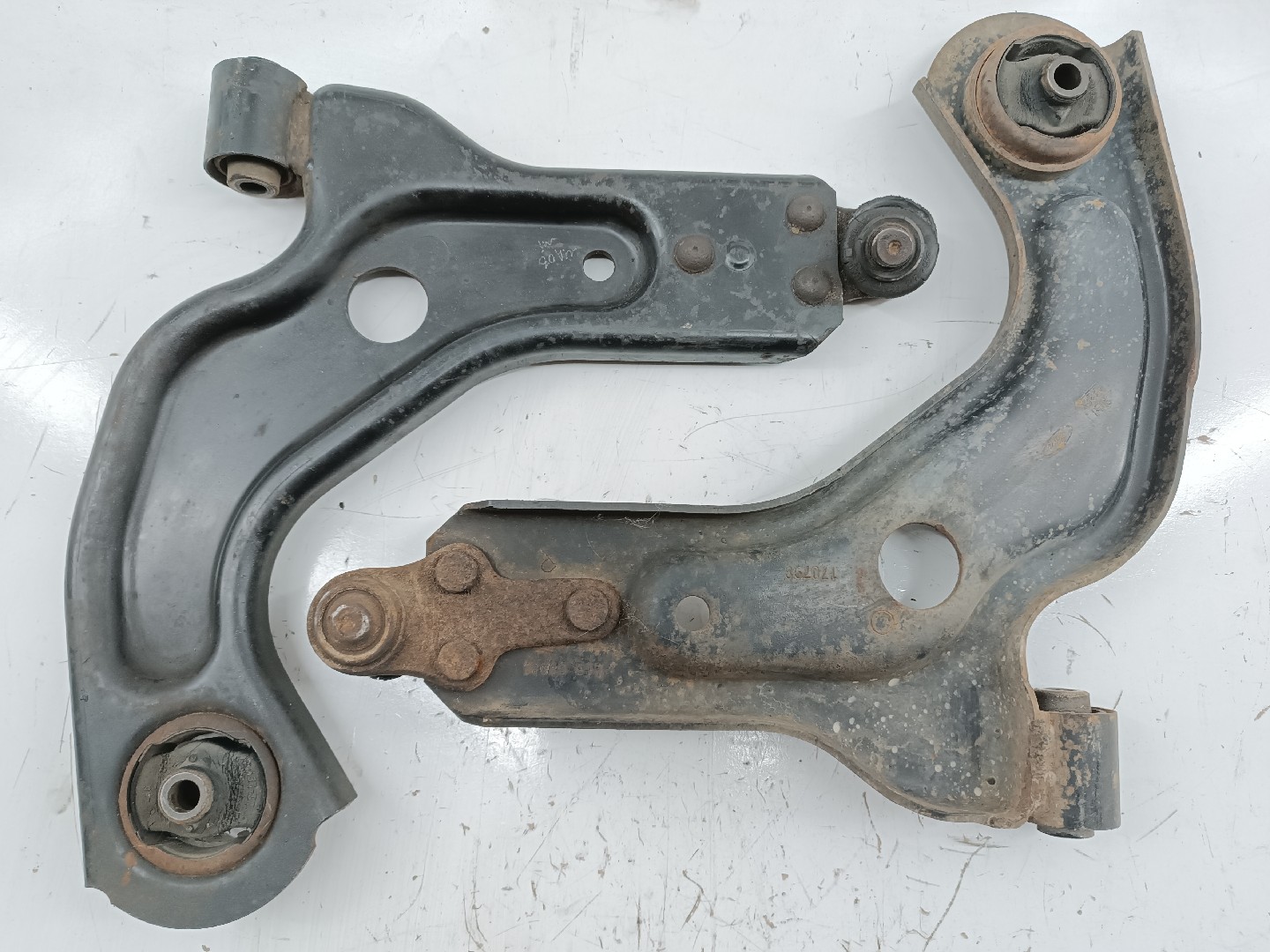 Braços de suspensão inferiores Esq./ Drt. FORD FIESTA IV (JA_, JB_) | 95 - 02