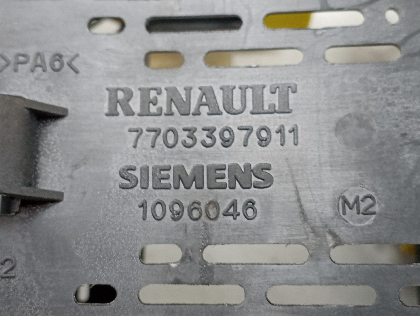 Caixa de fusíveis e relés RENAULT MEGANE Scenic (JA0/1_) | 96 - 01 Imagem-1