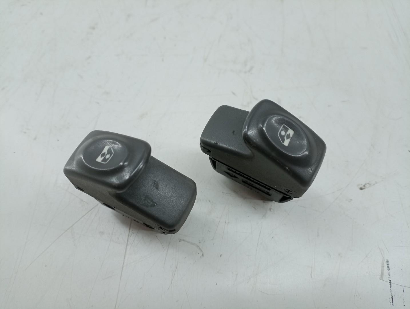 Comutador de vidro frente esquerdo RENAULT MEGANE Scenic (JA0/1_) | 96 - 01 Imagem-1