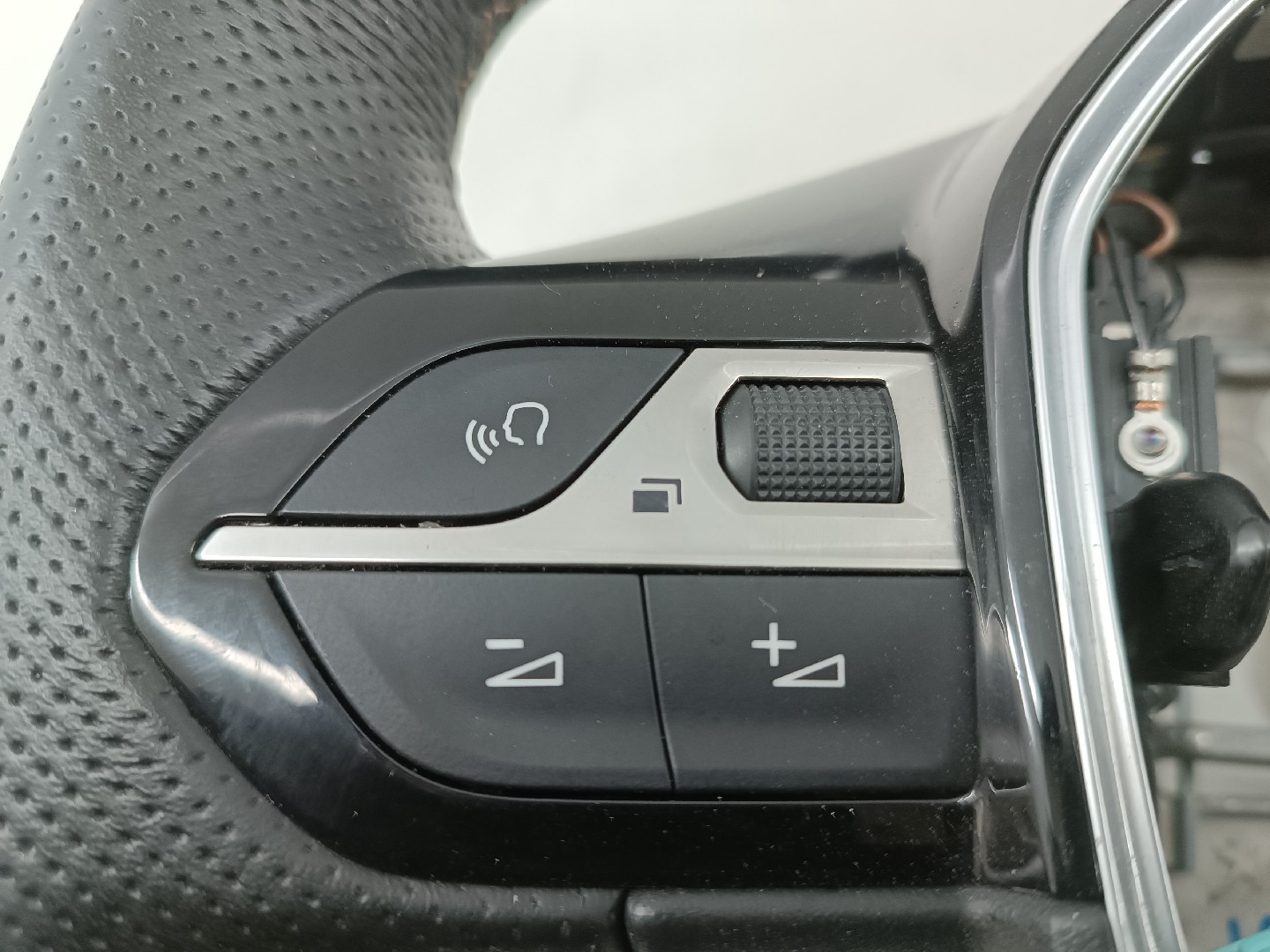 Volante PEUGEOT 3008 SUV (M_) | 16 -  Imagem-2