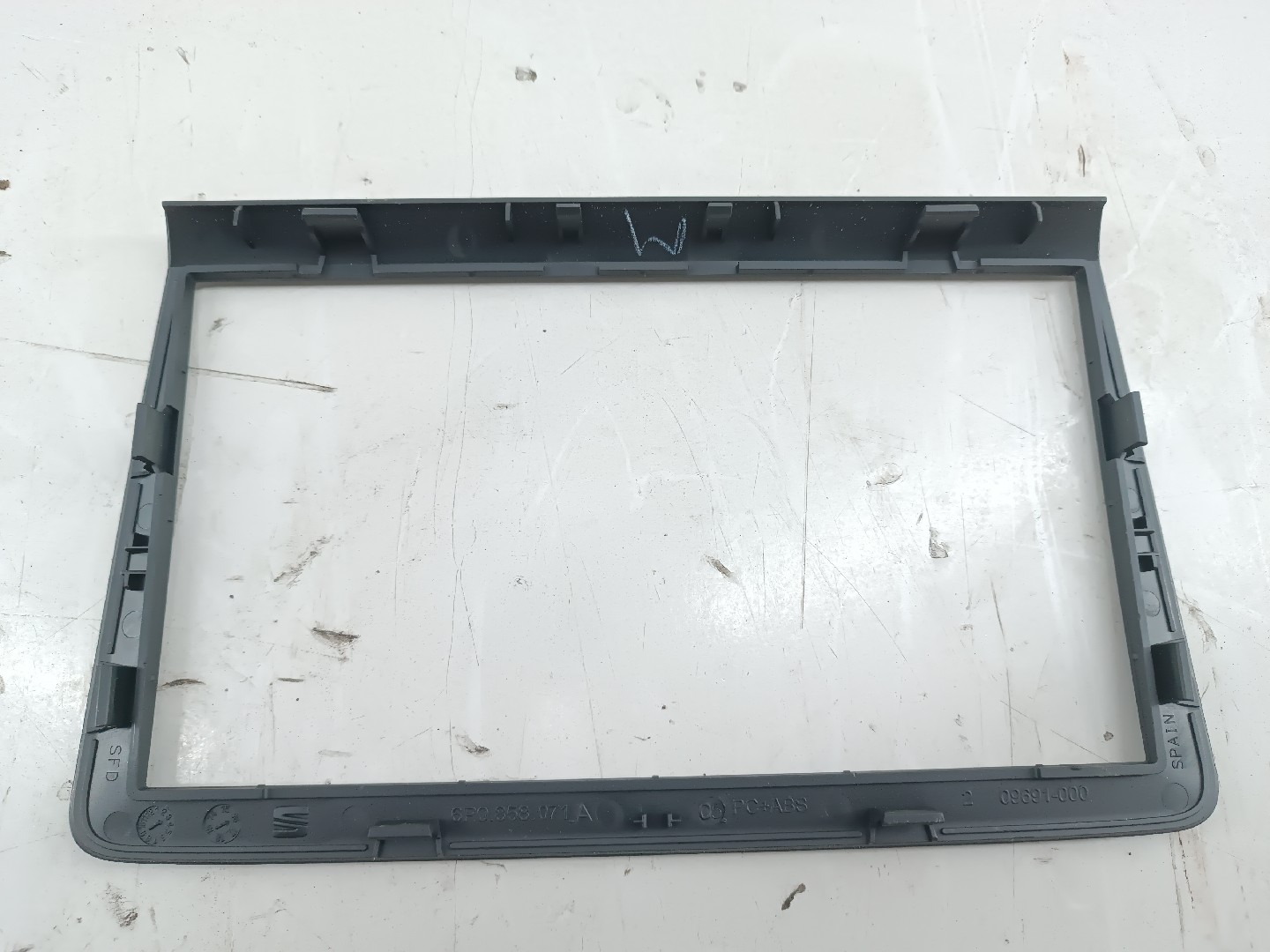 Moldura do display SEAT IBIZA IV SPORTCOUPE (6J1, 6P5) | 08 - 18