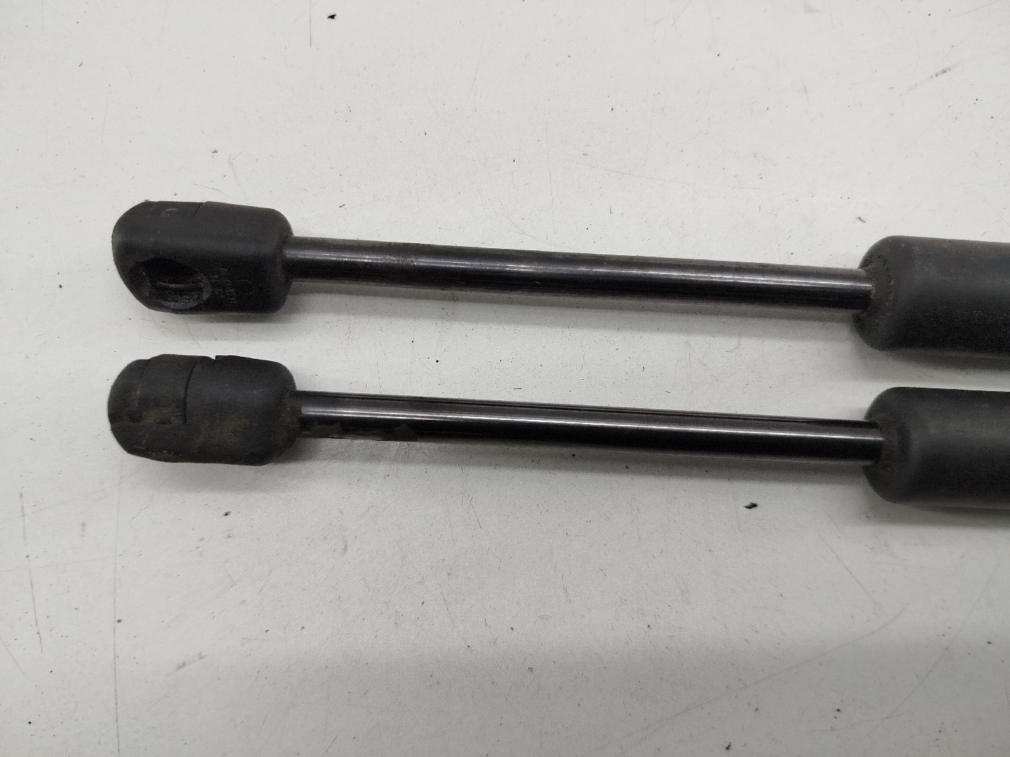 Amortecedores do capô BMW 3 (F30, F80) | 11 - 18 Imagem-3