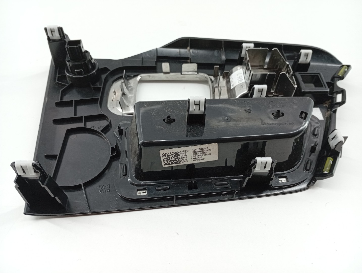Moldura de consola central PEUGEOT 3008 SUV (M_) | 16 -  Imagem-2
