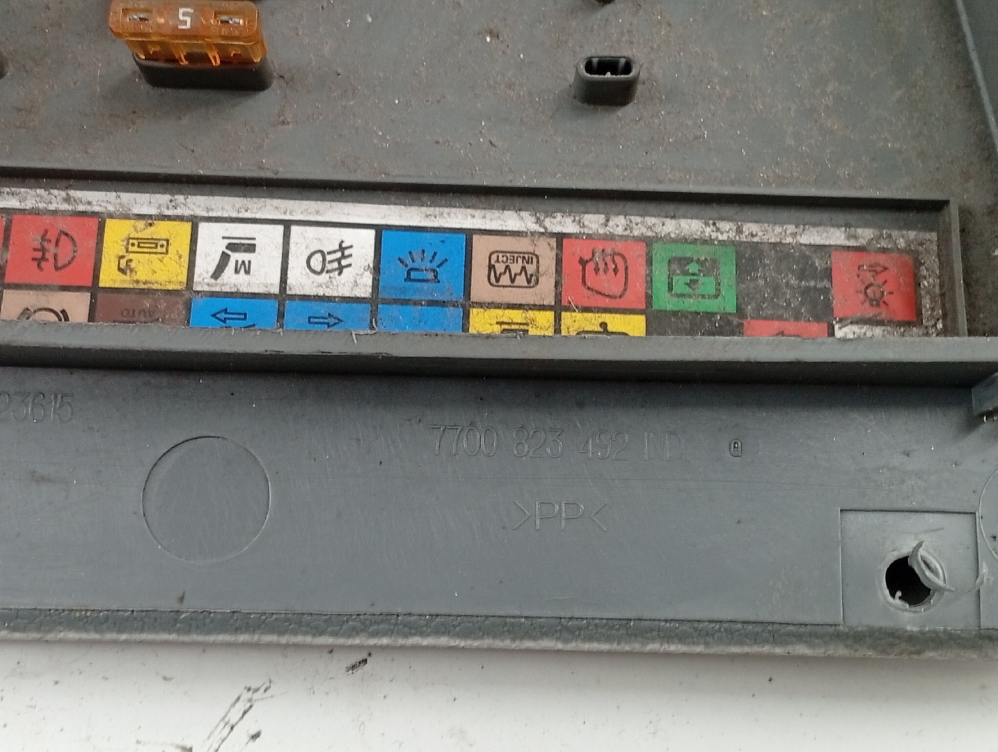 Tampa de caixa de fusiveis RENAULT LAGUNA I (B56_, 556_) | 93 - 02 Imagem-1