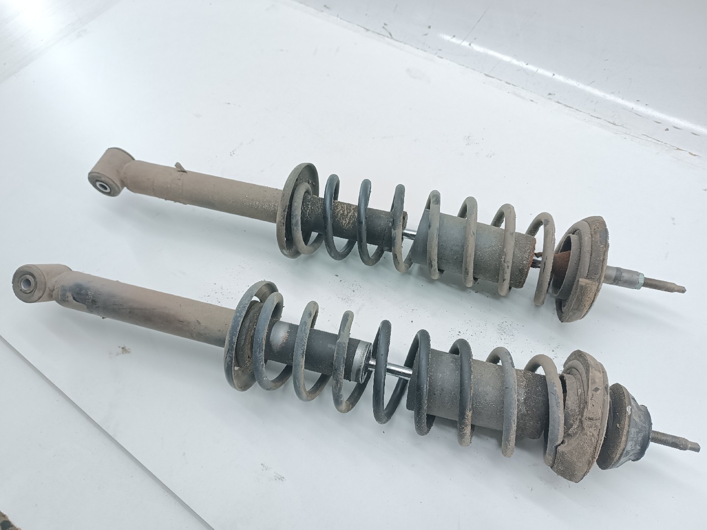 Amortecedores traseiros VOLKSWAGEN POLO CLASSIC (6V2) | 95 - 09 Imagem-5