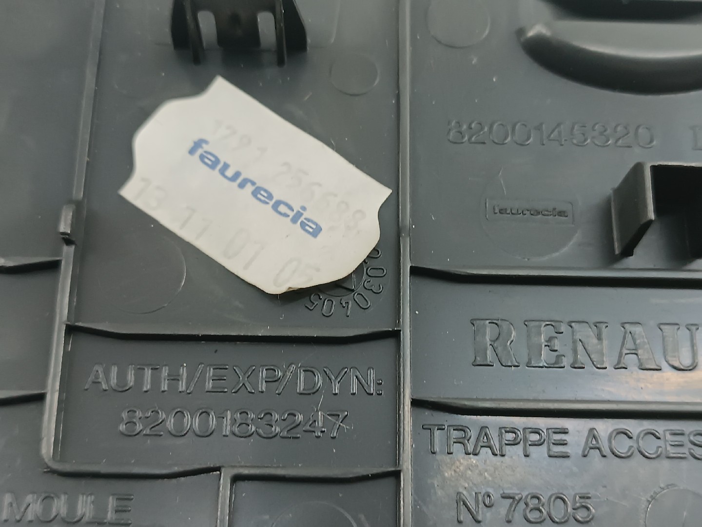 Tampa de caixa de fusiveis RENAULT MEGANE II Grandtour (KM0/1_) | 03 - 12 Imagem-1