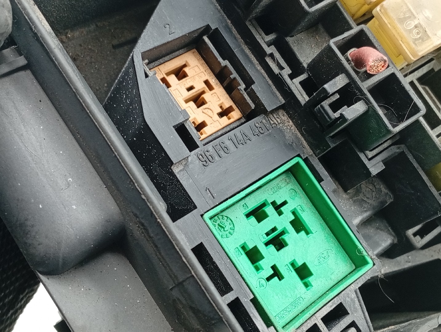 Caixa de fusíveis e relés FORD FIESTA IV (JA_, JB_) | 95 - 02 Imagem-3