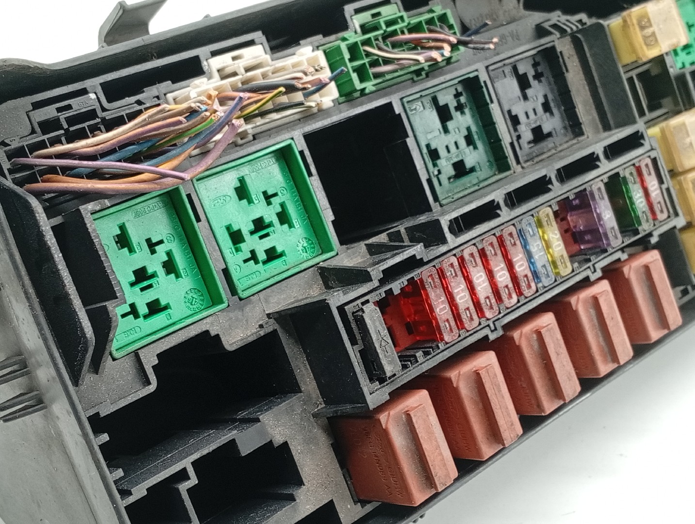 Caixa de fusíveis e relés FORD FIESTA IV (JA_, JB_) | 95 - 02 Imagem-1