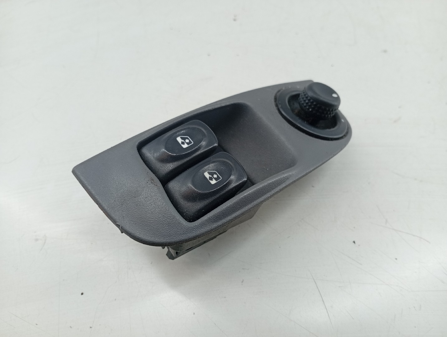 Comutador de vidro frente esquerdo RENAULT MEGANE I (BA0/1_) | 95 - 04