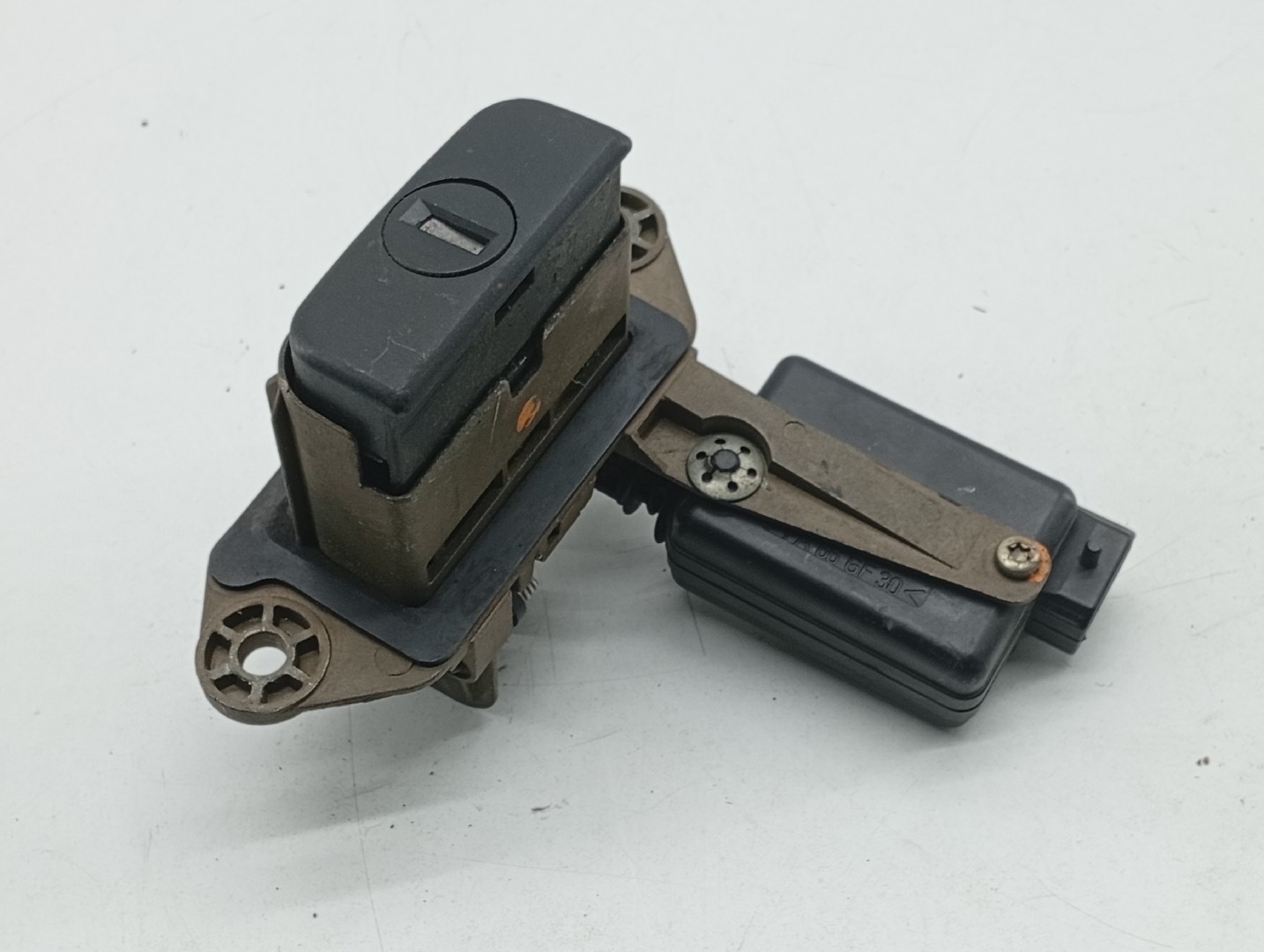 Fecho e puxador exterior de mala RENAULT MEGANE I (BA0/1_) | 95 - 04 Imagem-1