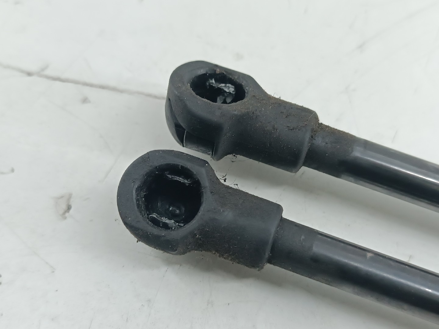 Amortecedores do capô BMW 1 (E87) | 03 - 13 Imagem-1