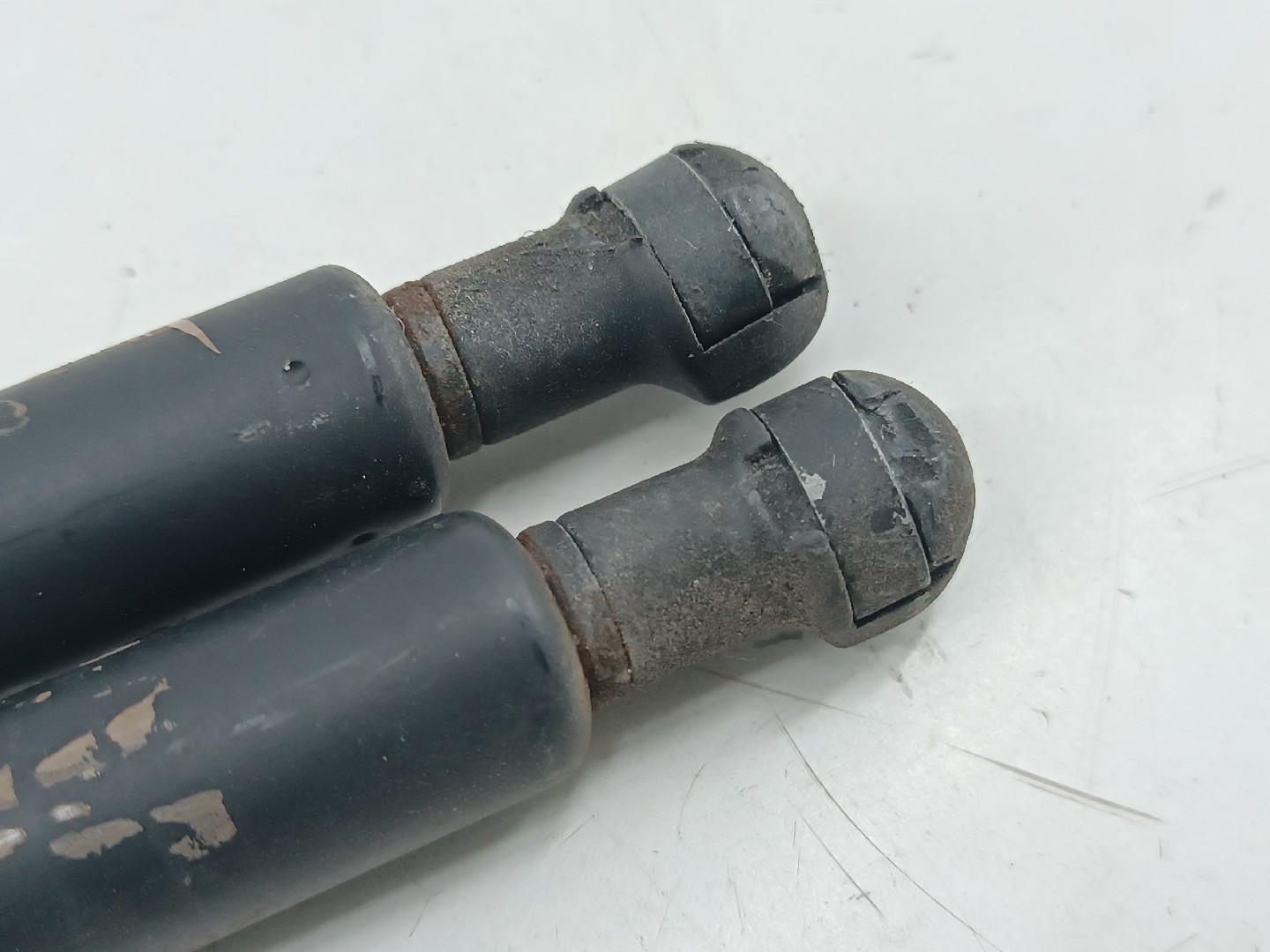 Amortecedores do capô BMW 1 (E87) | 03 - 13 Imagem-2