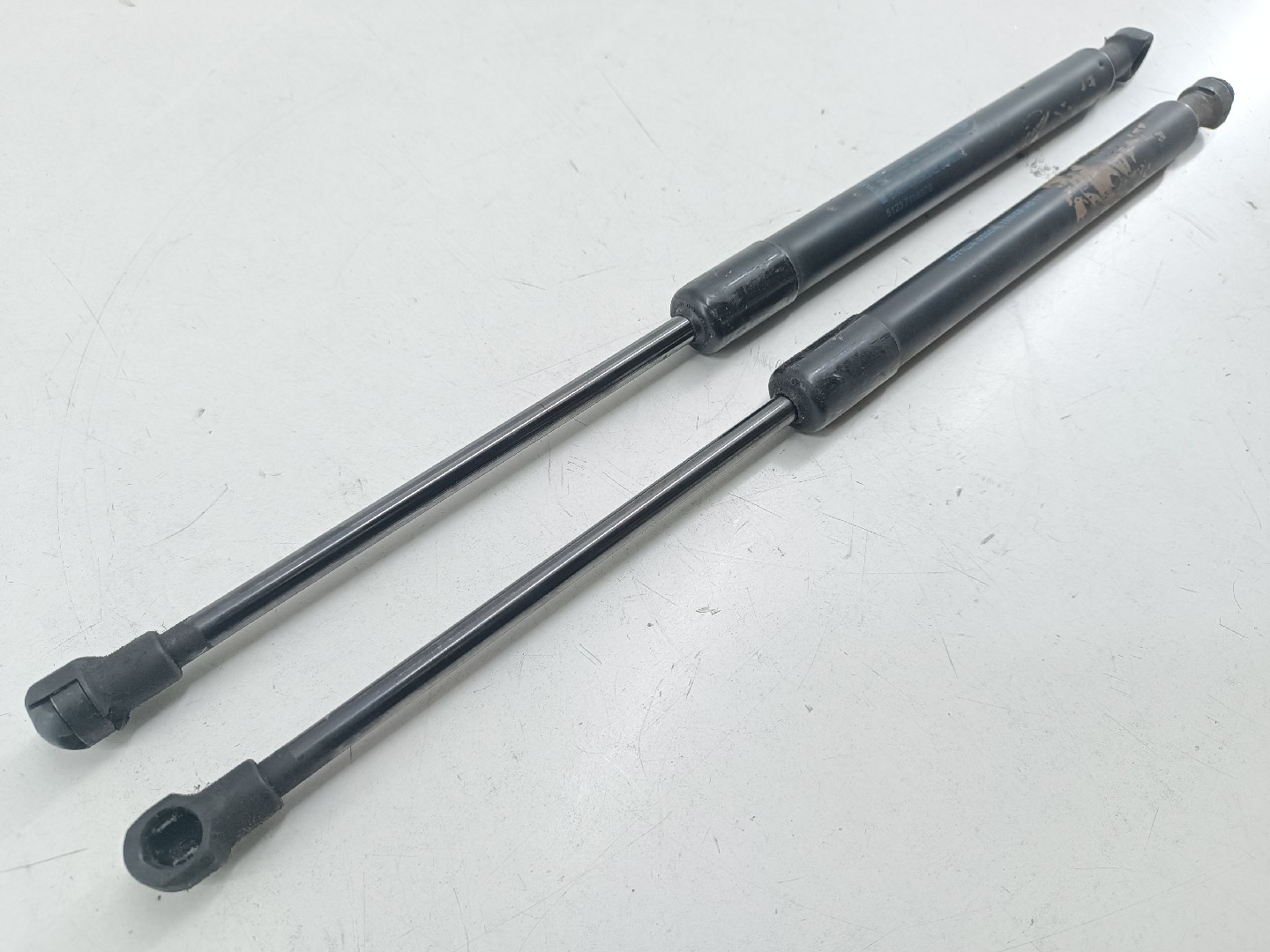 Amortecedores do capô BMW 1 (E87) | 03 - 13 Imagem-4