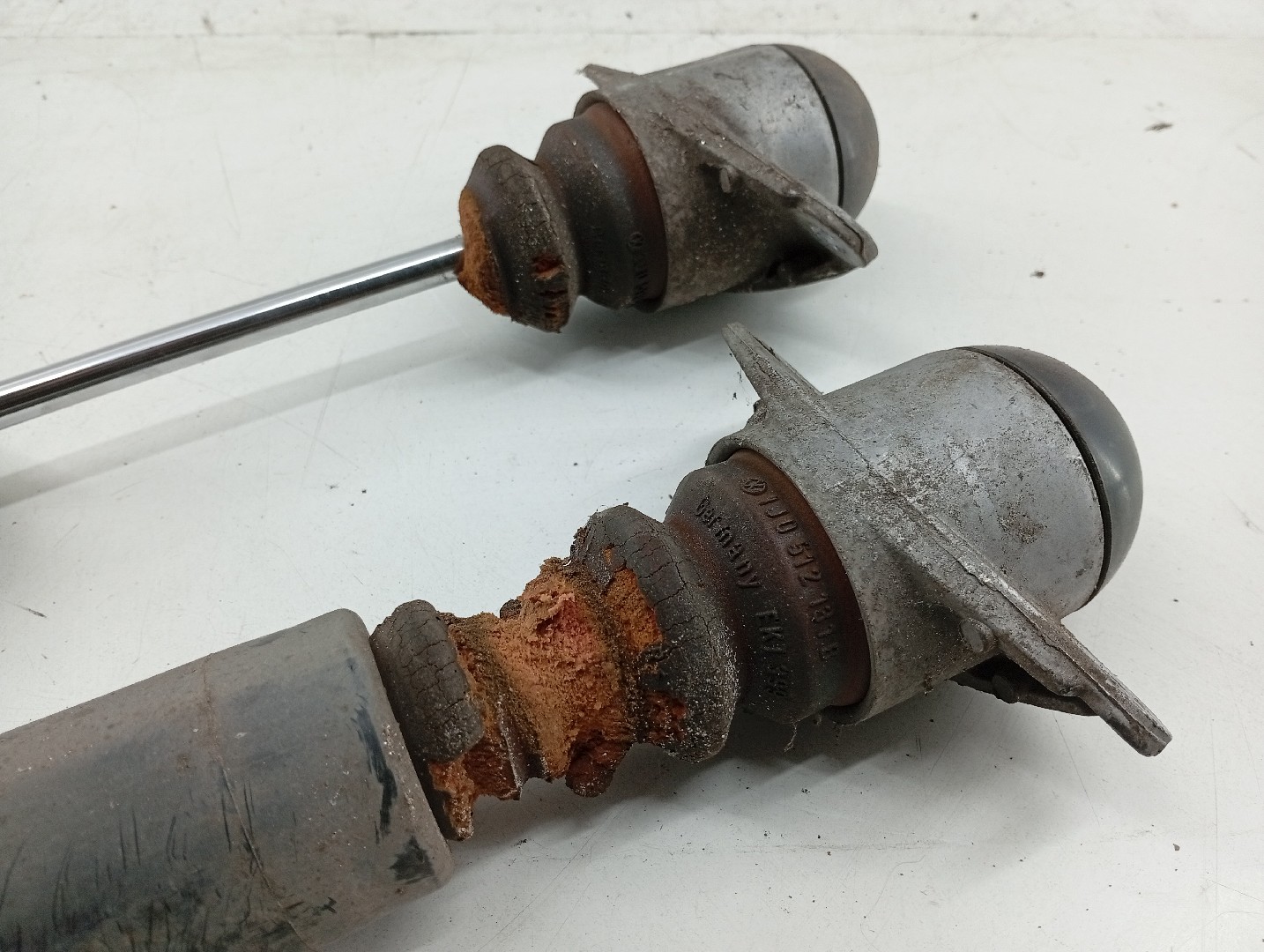 Amortecedores traseiros VOLKSWAGEN GOLF IV (1J1) | 97 - 07 Imagem-2