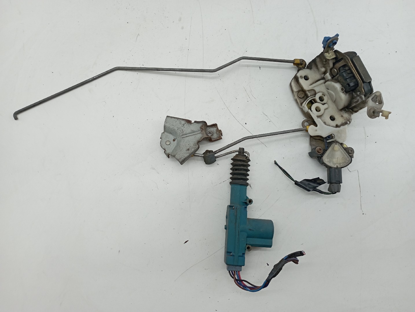 Fecho da Porta Frente Esquerdo NISSAN MICRA II (K11) | 92 - 07