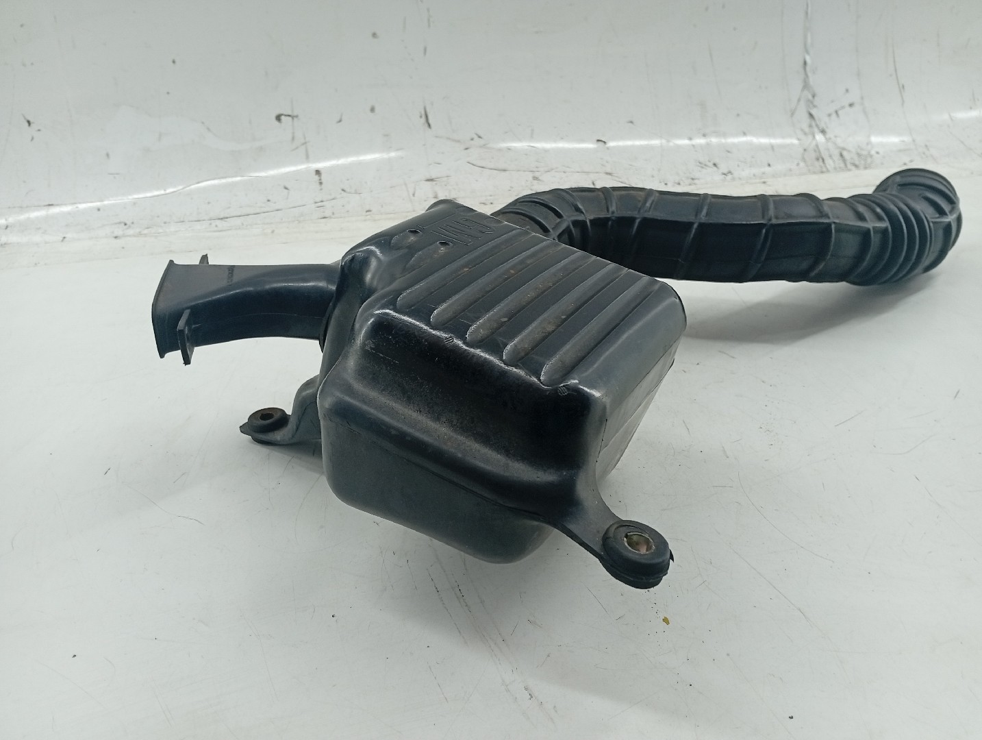Caixa de filtro de ar com tubo de ar OPEL CORSA A Hatchback (S83) | 82 - 93 Imagem-4